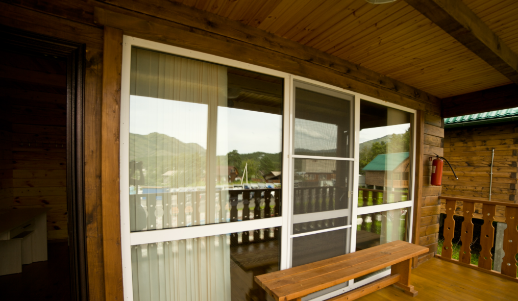 Домик с витражными окнами