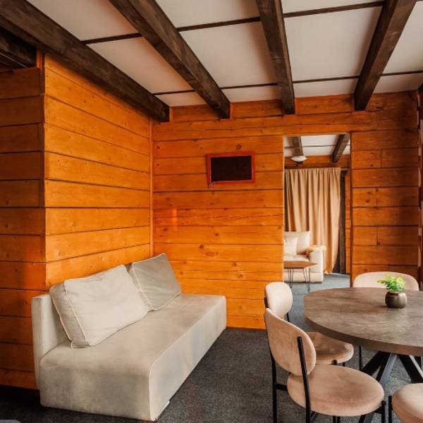 Двухэтажное у реки