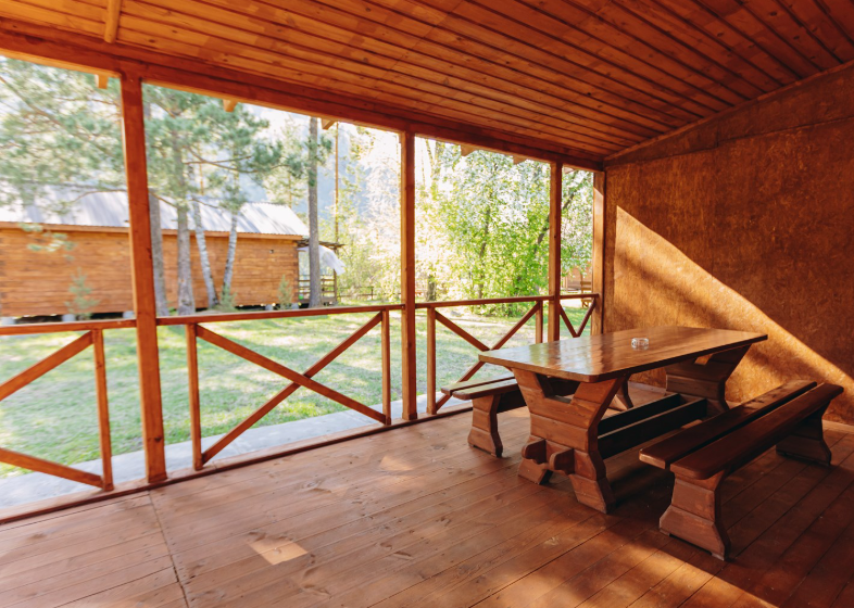 Большой дом на берегу